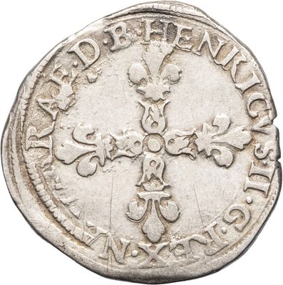 Gros plan sur une pièce de monnaie portant une croix