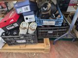 un tas de chaussures et d'autres articles posés sur une palette
