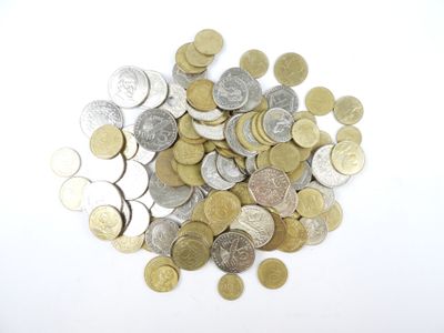 une pile de pièces de monnaie posée sur une surface blanche
