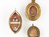 trois fermoirs en or et émail, dont l'un orné du portrait d'une femme et l'autre de celui d'un homme