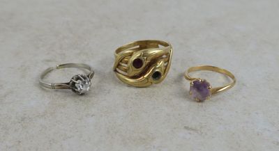 trois bagues différentes sont posées les unes à côté des autres sur une table