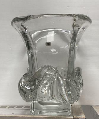 un vase en verre posé sur une boîte
