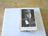 un livre sur la couverture duquel figure la photo d'un homme en uniforme
