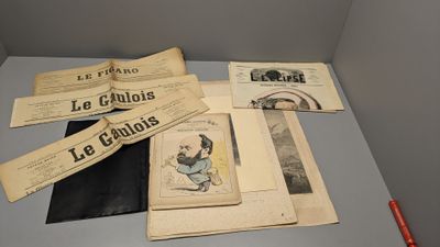 beaucoup de livres posés sur une table, avec un stylo rouge