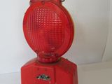 une lampe rouge posée sur une table