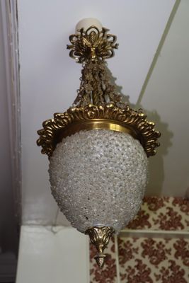 un lustre suspendu au plafond d'une pièce