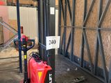 un chariot élévateur portant un numéro, dans un entrepôt