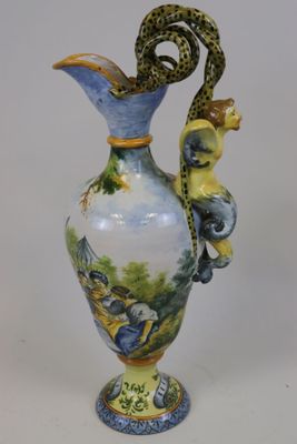 un vase bleu et blanc orné d'un serpent