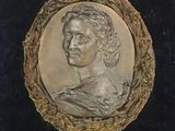un gros plan sur une plaque sur laquelle figure le visage d'une femme