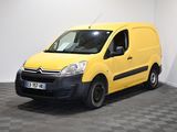 La camionnette jaune est garée dans une pièce blanche au sol carrelé en damier.