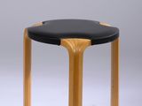 Ce tabouret est en bois et son assise est en cuir noir.