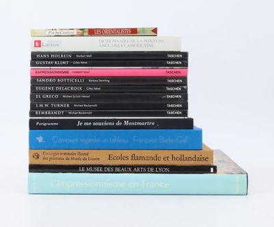 plusieurs livres empilés sur une surface blanche