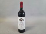 une bouteille de vin posée sur une table