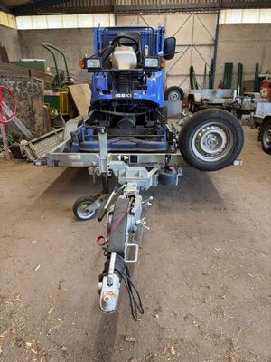 un camion attelé à une remorque dans un garage