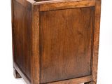 une vieille jardinière en bois munie de roulettes, sur fond blanc