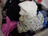 un sac rempli de vêtements posé par terre