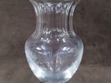 un vase en verre transparent posé sur une surface marron
