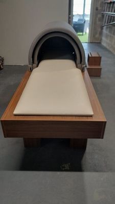 un lit posé sur une table au milieu d'une pièce