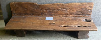 un banc en bois sur lequel est collé un autocollant