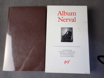 un livre sur lequel figure la photo d'un homme assis sur une chaise