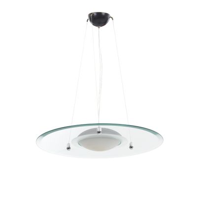 un gros plan d'une lampe suspendue à un luminaire de plafond