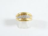 gros plan d'une bague en or et diamants sur fond blanc