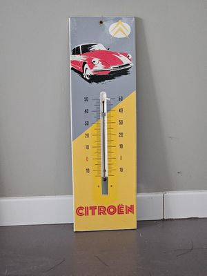 un thermomètre sur lequel est représentée une voiture rouge
