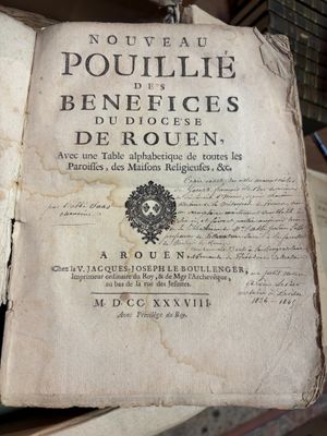 un vieux livre écrit posé sur une table
