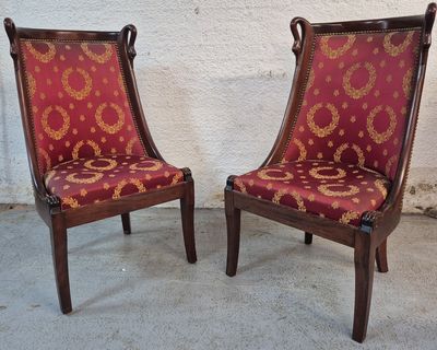 deux chaises placées l'une à côté de l'autre sur le sol