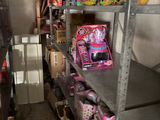 une pièce remplie de jouets, avec des jouets sur les étagères