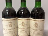 trois bouteilles de vin posées sur une table l'une à côté de l'autre