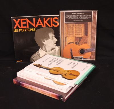 deux livres posés sur la table, à côté d'une guitare et d'un livre