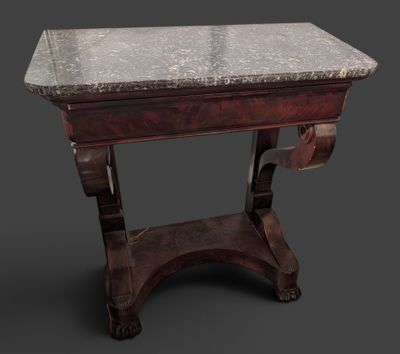 une vieille table en bois avec un plateau en marbre sur fond gris