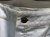 la poche d'un jean munie d'un bouton