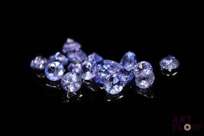 gros plan d'un bouquet de saphirs bleus sur une surface noire