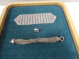 une boîte contenant un bracelet et une cravate