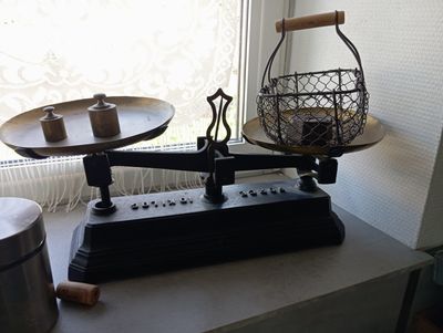 une balance posée sur une table près d'une fenêtre