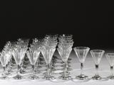 un grand nombre de verres à vin posés sur une table