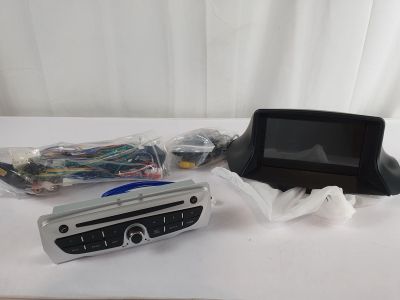 un gros plan sur un autoradio et d'autres appareils électroniques posés sur une table