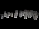 un grand nombre de verres alignés sur la table