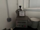 une machine qui se trouve dans le coin d'une pièce