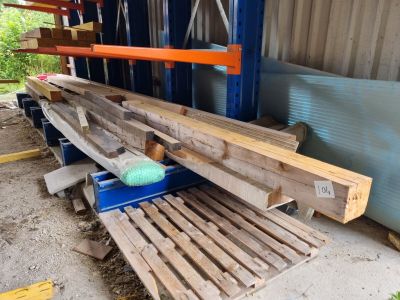 plusieurs pièces de bois sont empilées sur une palette dans un entrepôt