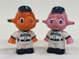 deux salières et poivrières en forme de joueur de baseball et de cochon