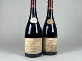 deux bouteilles de vin posées l'une à côté de l'autre sur une table