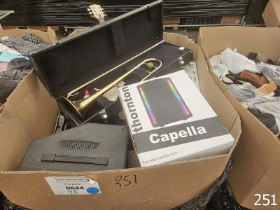 une boîte remplie d'appareils électroniques posée par terre