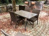 une table et des chaises au milieu d'une terrasse en briques