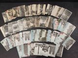 beaucoup de vieilles cartes postales posées sur une table noire