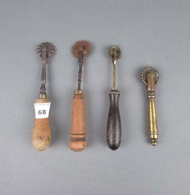 Quatre types différents de brosses à dents sont alignés sur une surface grise
