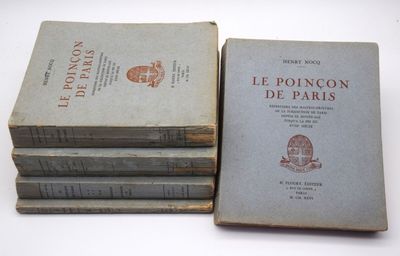 quatre livres sont empilés sur une table