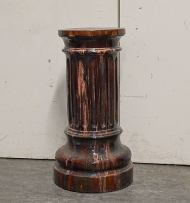 un vase contenant une fleur, posé sur une table